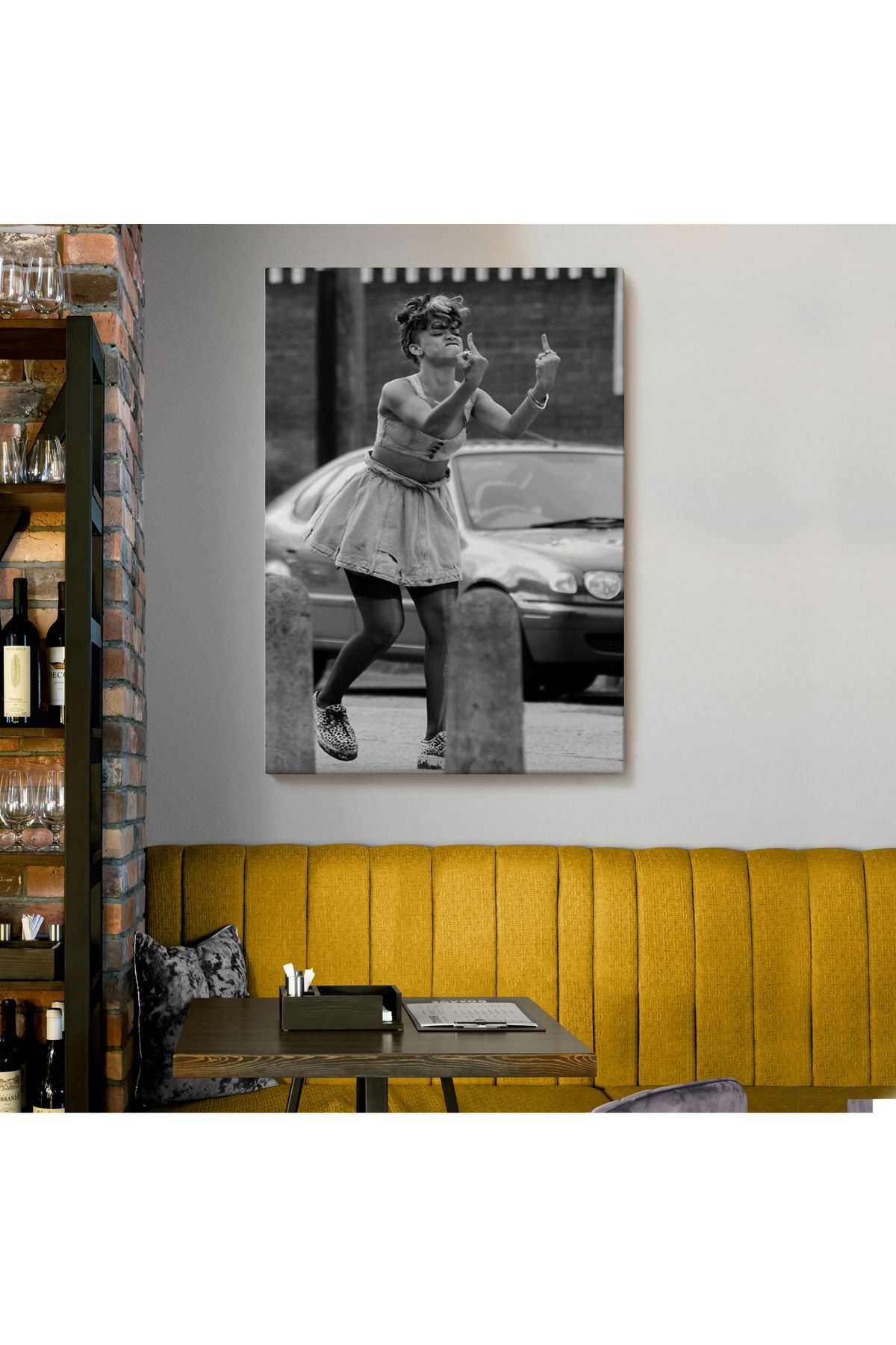 Rihanna Orta Parmak İşareti Tablosu, Fuck You-6337