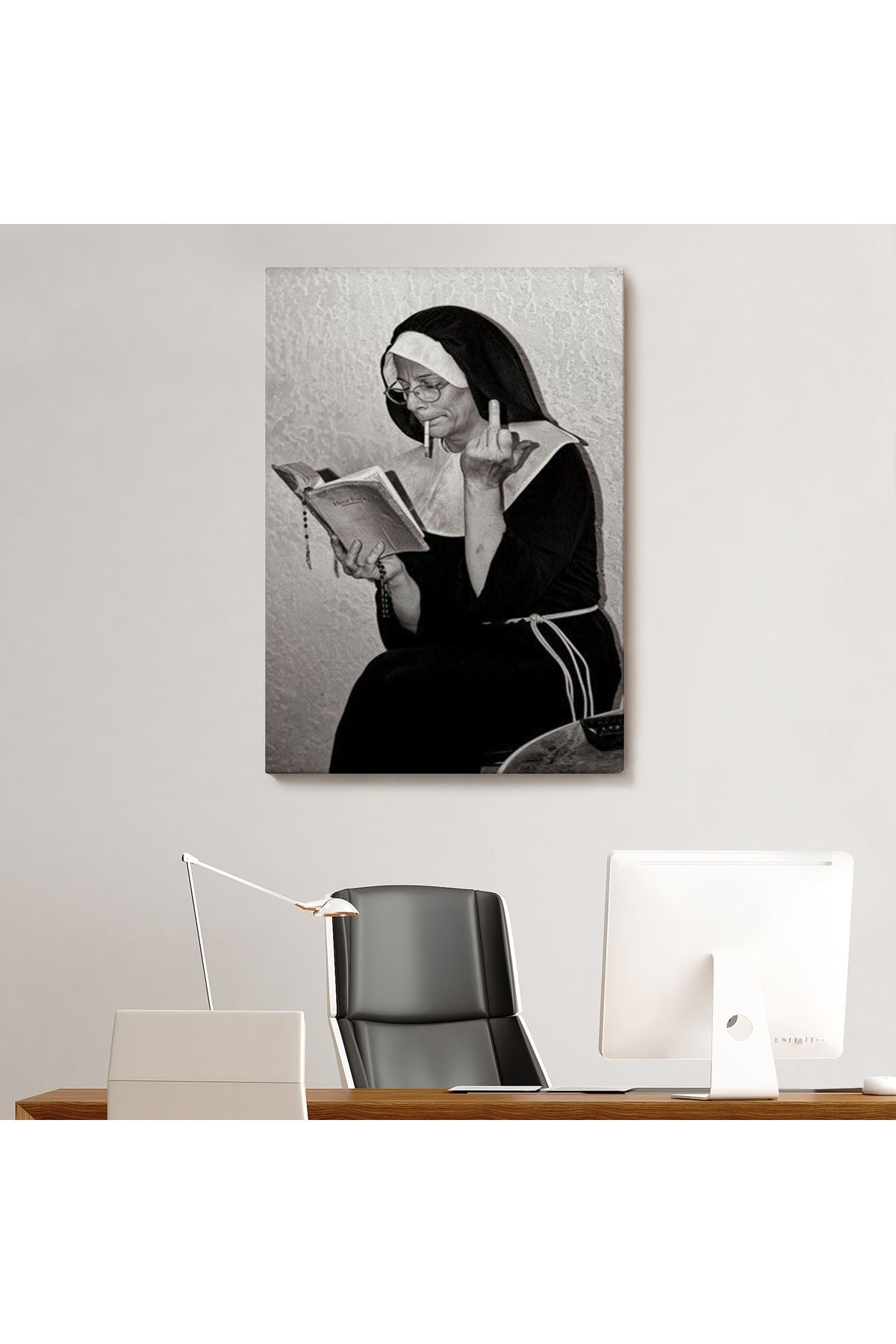 Orta Parmak İşareti Yapan Rahibe Dekoratif Duvar Tablosu-6126