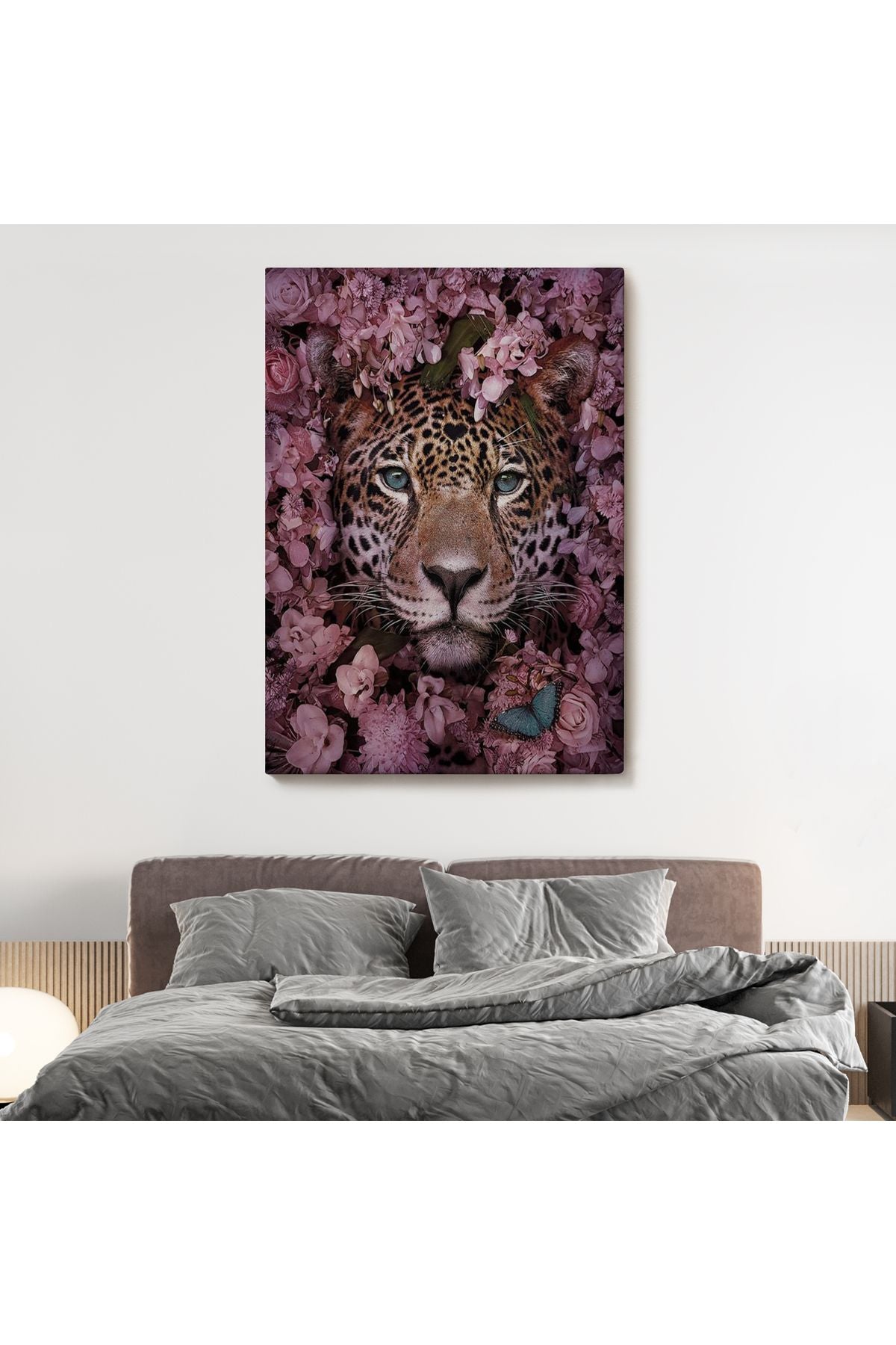 Pembe Çiçekler Arasında Vahşi Leopar Dekoratif Duvar Tablosu-6195