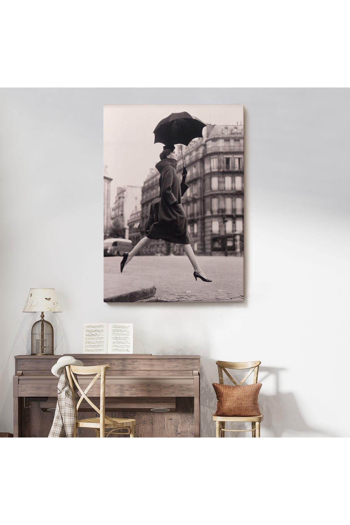 Carmen Sokakta Bir Su Birikintisinin Üzerinden Şemsiyeyle Atlıyor Kanvas Tablo-5286