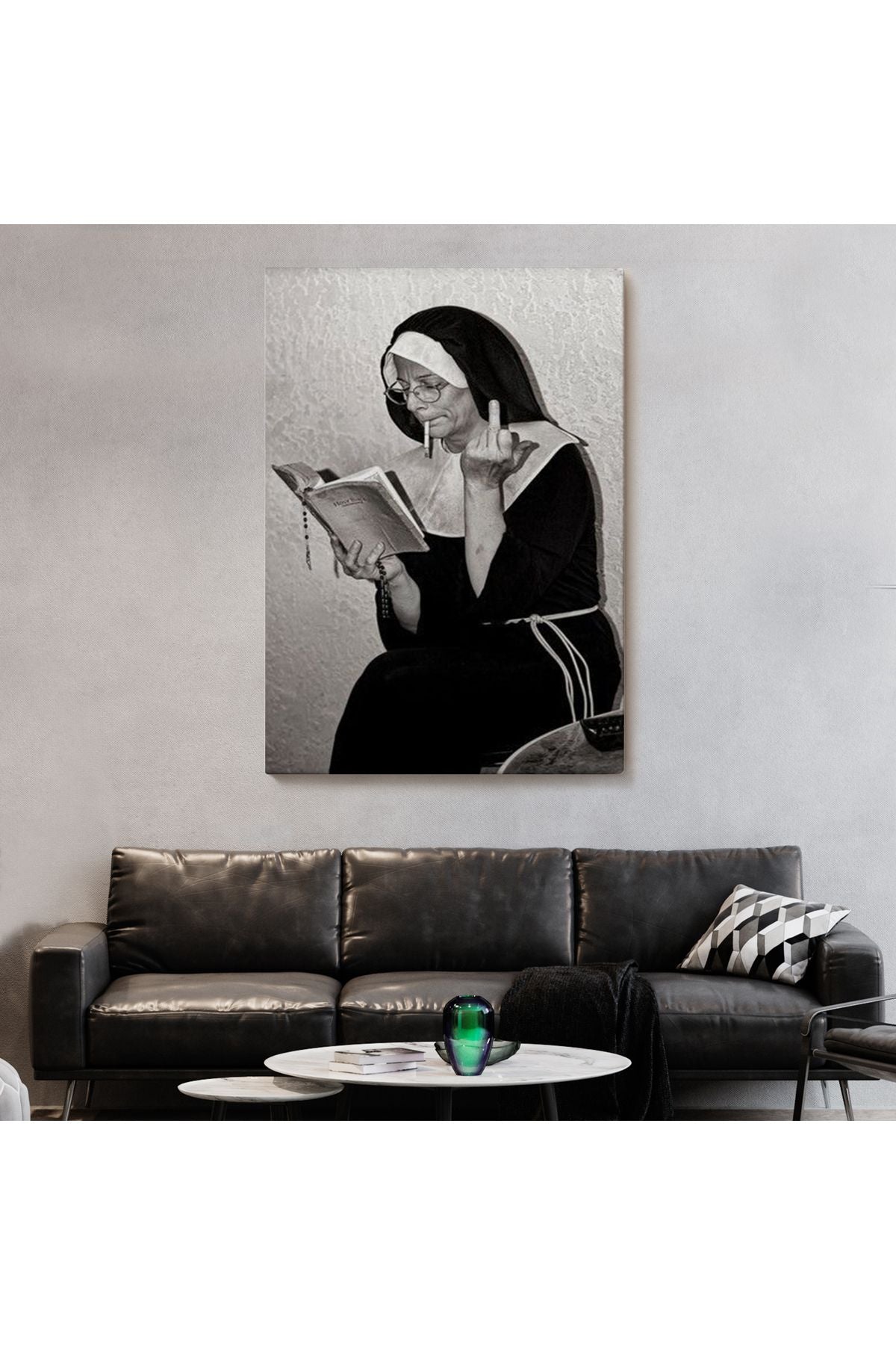 Orta Parmak İşareti Yapan Rahibe Dekoratif Duvar Tablosu-6126
