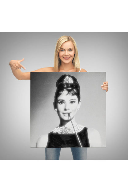 Audrey Hepburn'ün Siyah Bayaz Kanvas Tablosu-5071