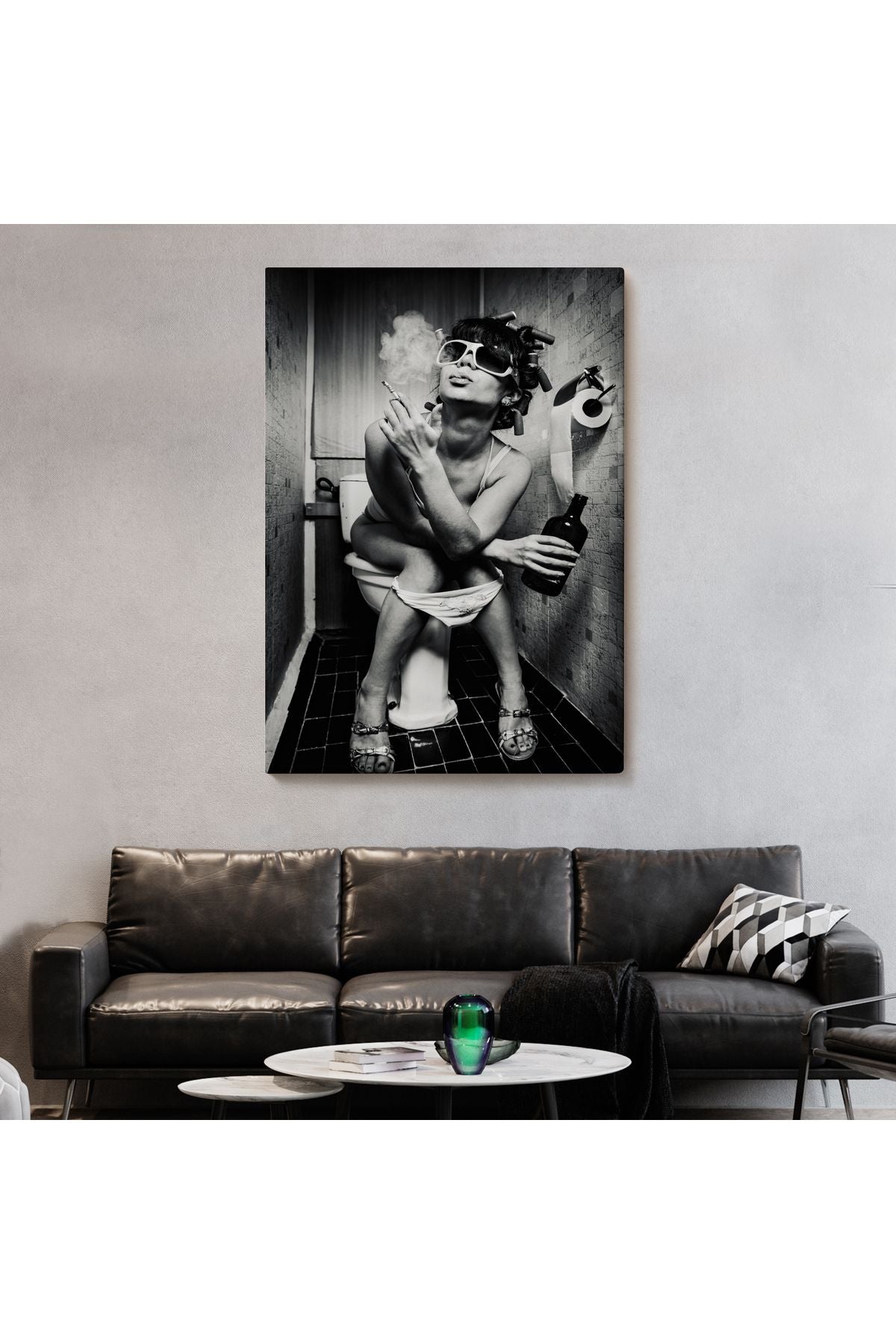 Tuvalette İçki ve Sıgara İçen Kadın Kanvas Tablo-5105