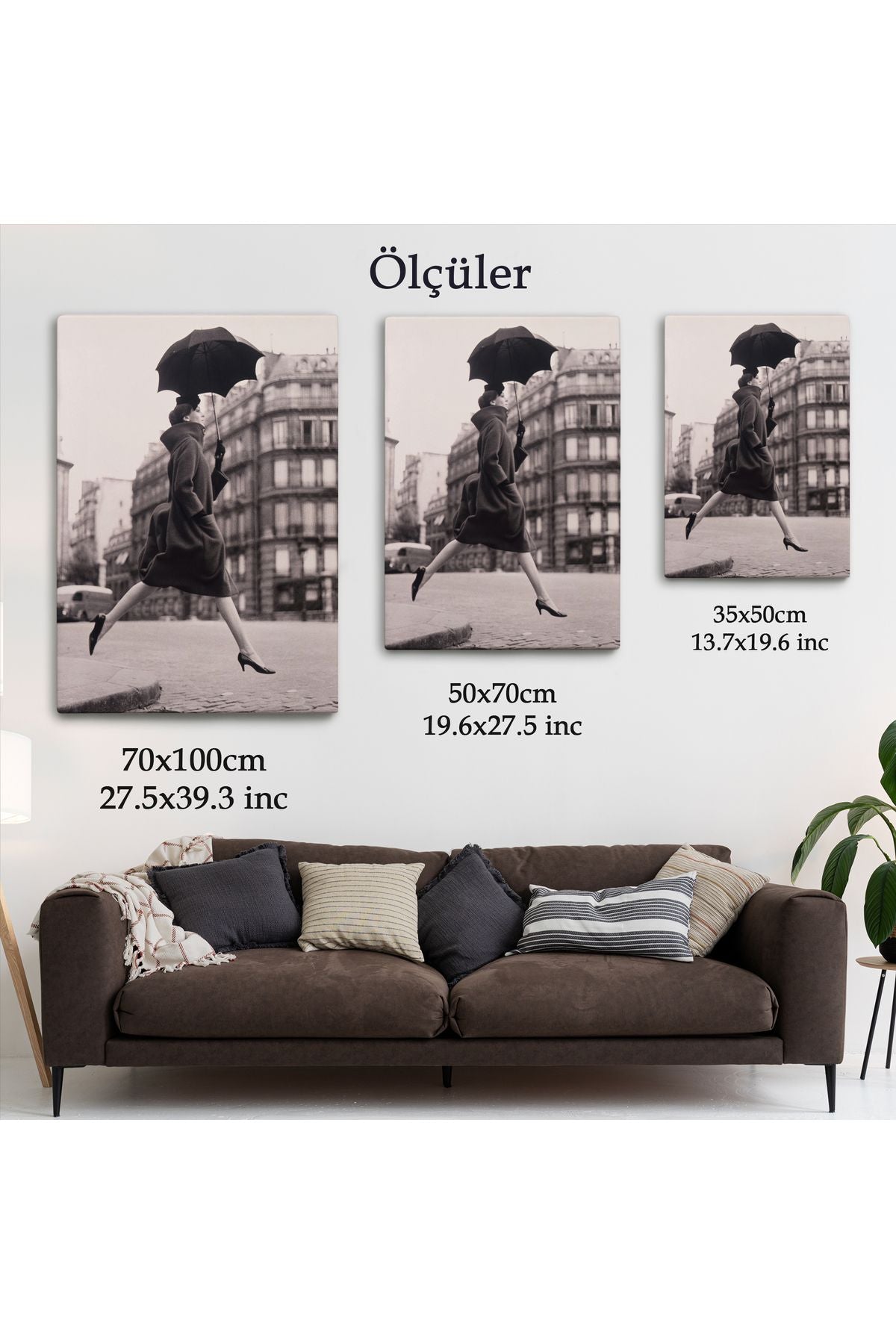 Carmen Sokakta Bir Su Birikintisinin Üzerinden Şemsiyeyle Atlıyor Kanvas Tablo-5286