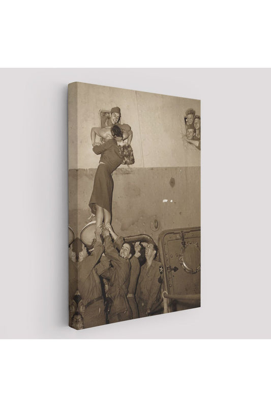 Marlene Dietrich Tutkuyla Öpüşerek İkinci Dünya Savaşından Eve Döndü Kanvas Tablo-5269