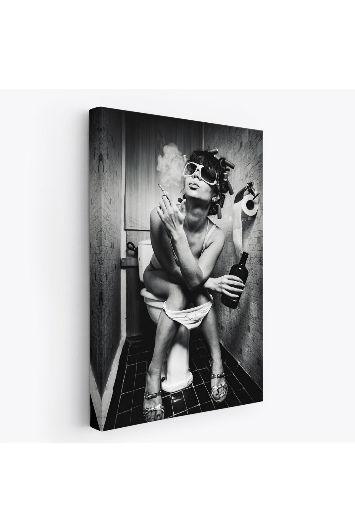 Tuvalette İçki ve Sıgara İçen Kadın Kanvas Tablo-5105