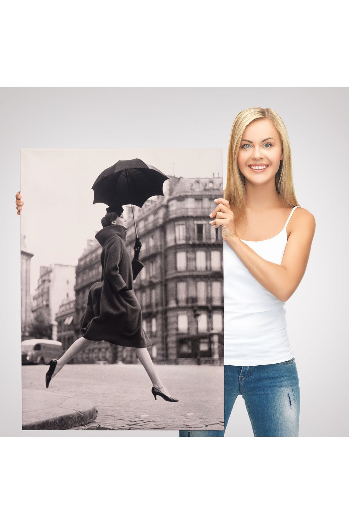 Carmen Sokakta Bir Su Birikintisinin Üzerinden Şemsiyeyle Atlıyor Kanvas Tablo-5286