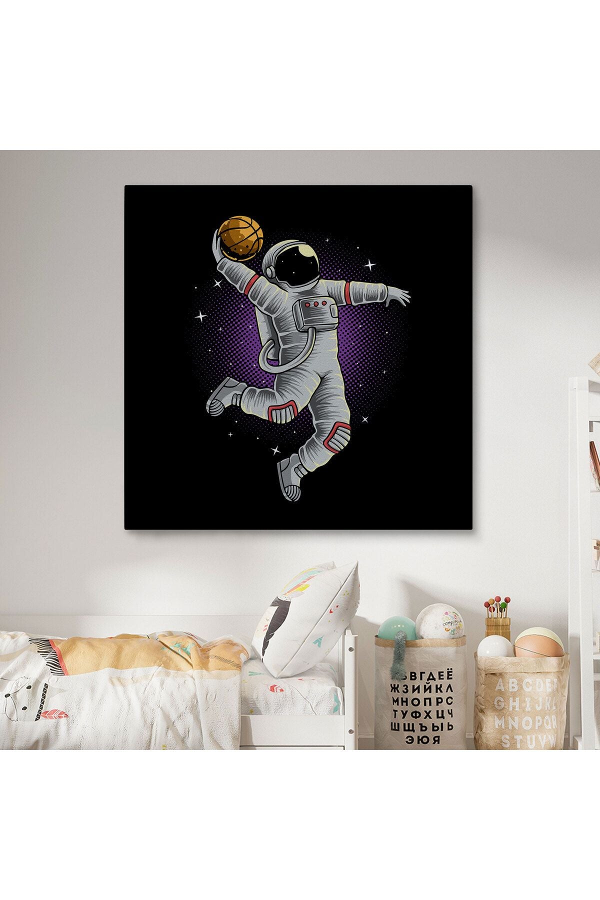 Ay'da Basketbol Oynayan Astronot Kanvas Tablo-5068