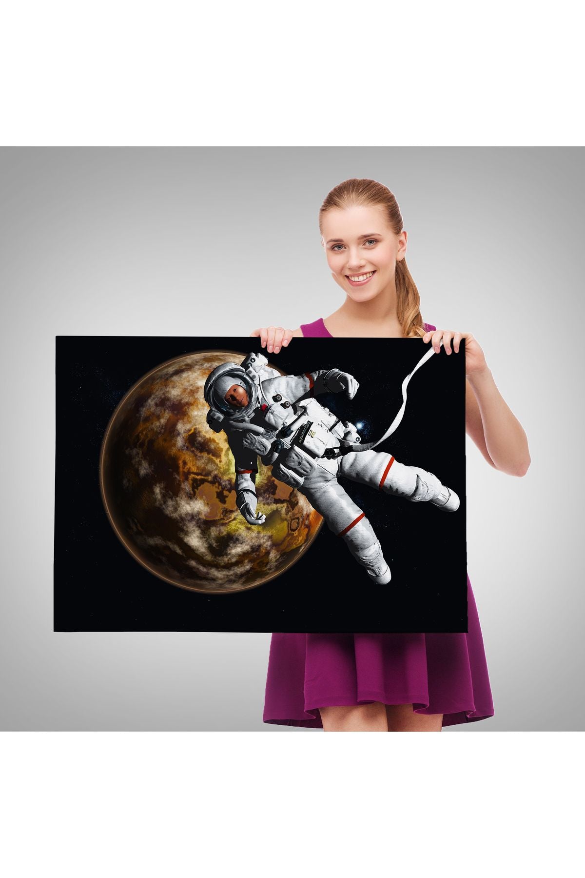 Gezegenin Arka Planındaki Astronot Kanvas Duvar Tablosu-1182
