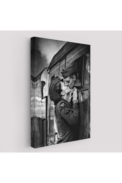 Ayrılık Zamanı Sevgilisi ile Trende Öpüşen Asker Kanvas Tablo-5227
