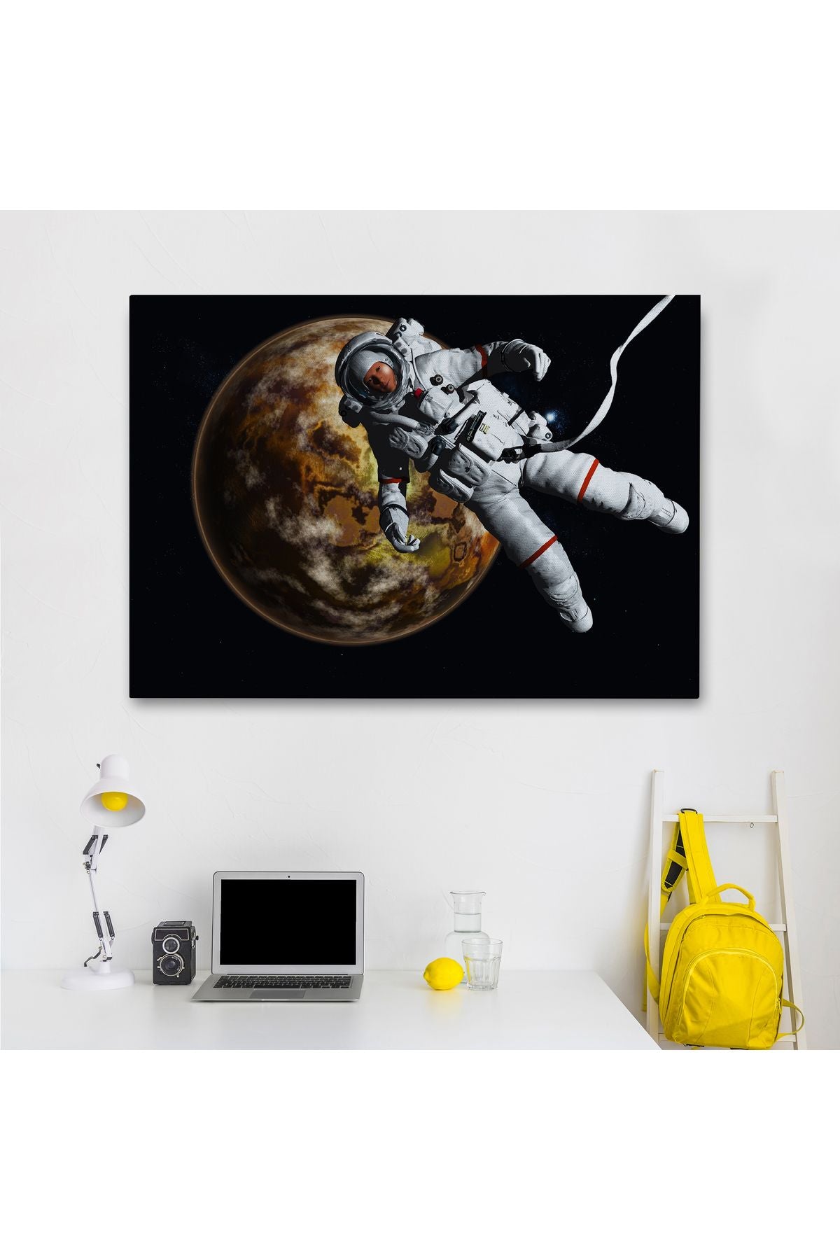Gezegenin Arka Planındaki Astronot Kanvas Duvar Tablosu-1182
