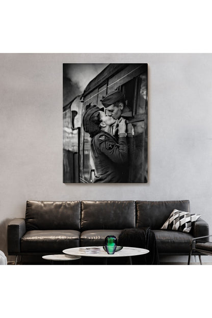 Ayrılık Zamanı Sevgilisi ile Trende Öpüşen Asker Kanvas Tablo-5227