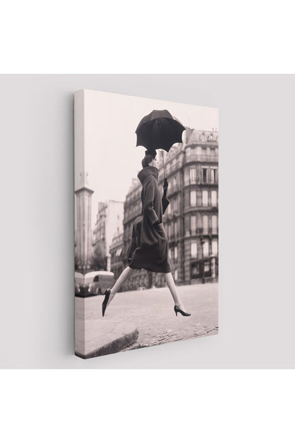 Carmen Sokakta Bir Su Birikintisinin Üzerinden Şemsiyeyle Atlıyor Kanvas Tablo-5286