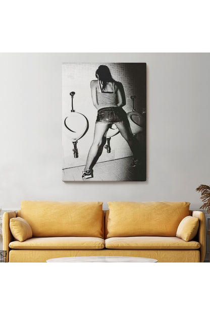 Pisuvara İşeyen Kadın Duvar Tablosu-6093