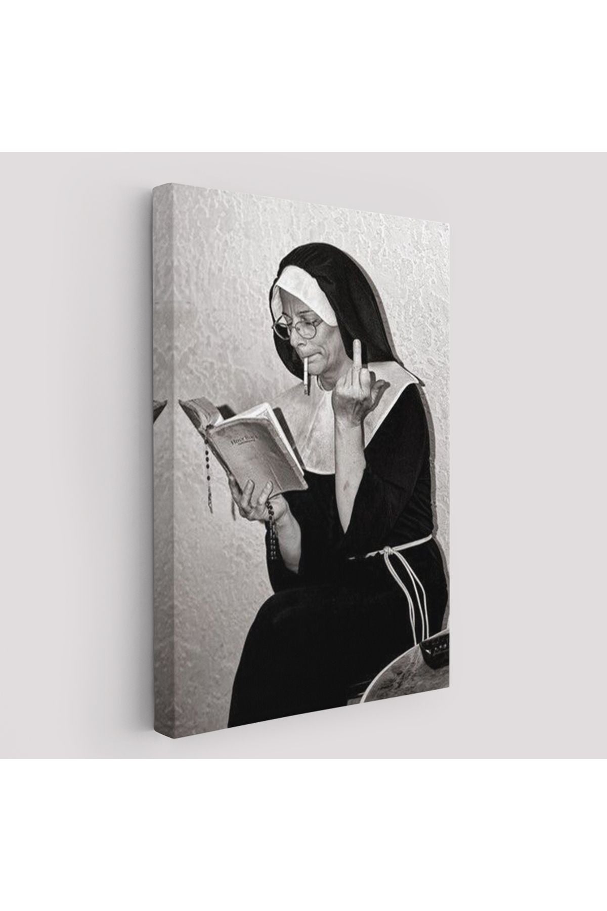 Orta Parmak İşareti Yapan Rahibe Dekoratif Duvar Tablosu-6126