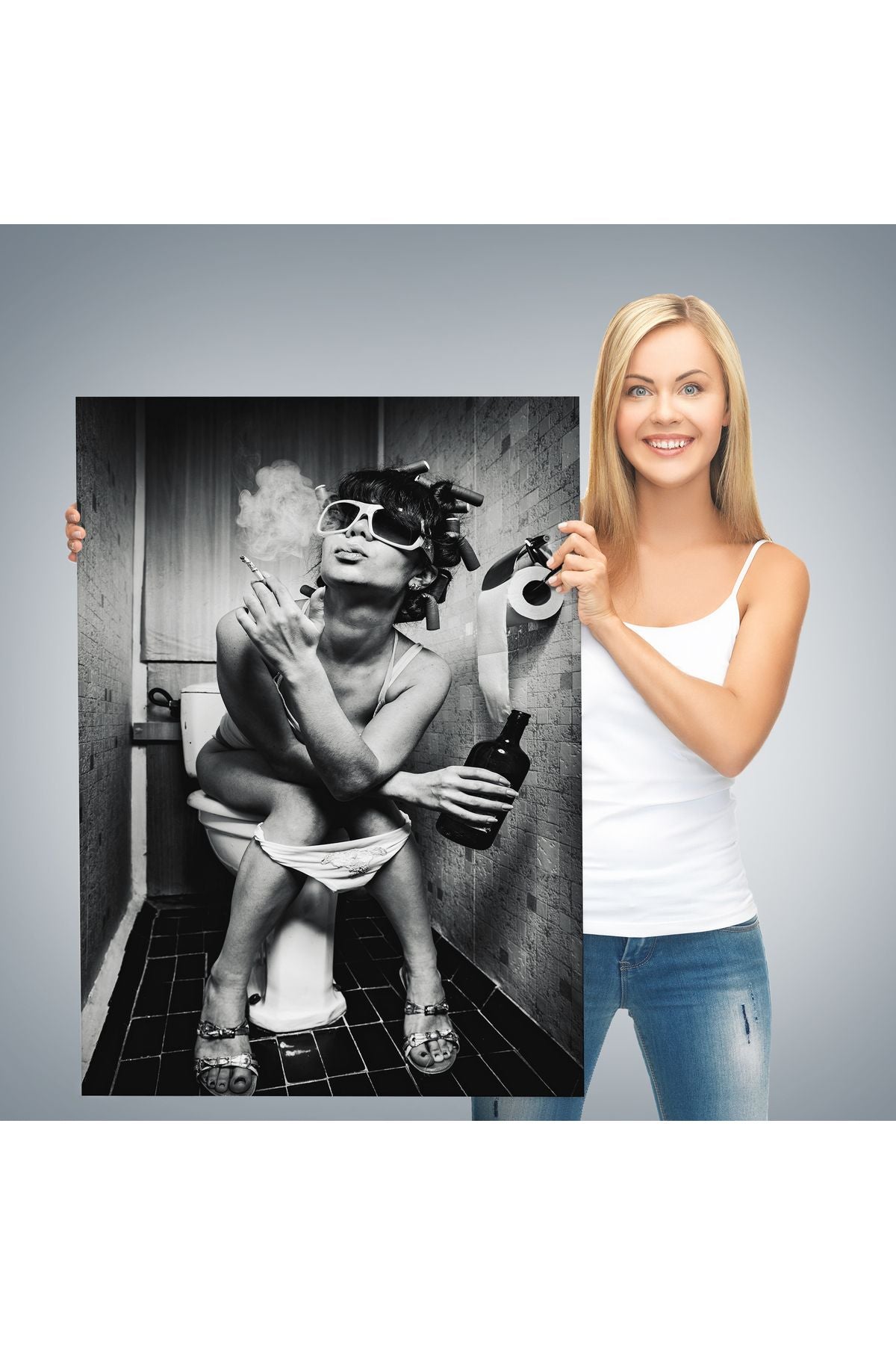 Tuvalette İçki ve Sıgara İçen Kadın Kanvas Tablo-5105