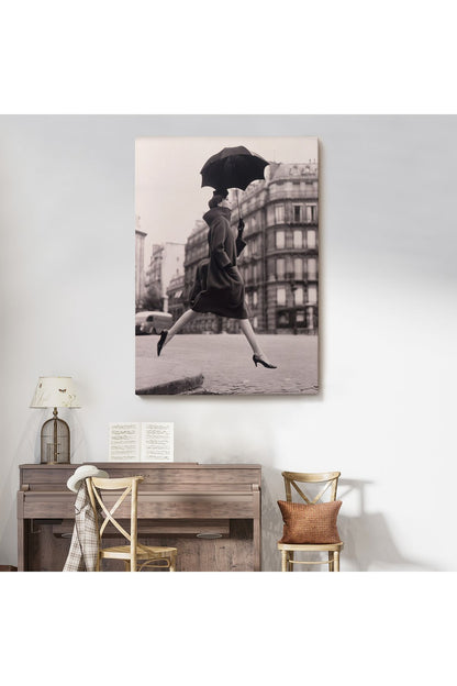 Carmen Sokakta Bir Su Birikintisinin Üzerinden Şemsiyeyle Atlıyor Kanvas Tablo-5286