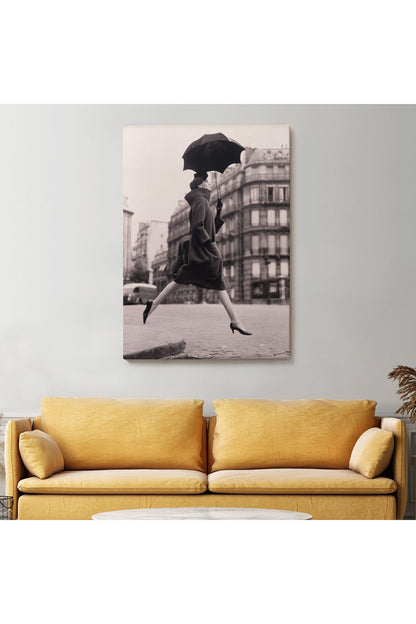 Carmen Sokakta Bir Su Birikintisinin Üzerinden Şemsiyeyle Atlıyor Kanvas Tablo-5286